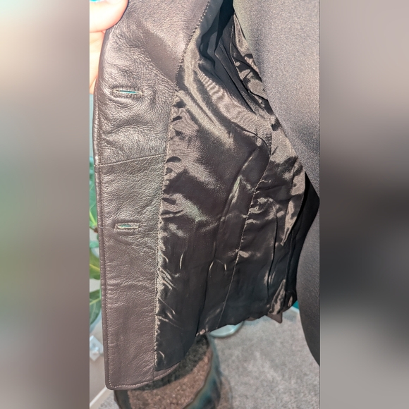 Women's Black 100% Leather Jacket - Picture 7 of 10